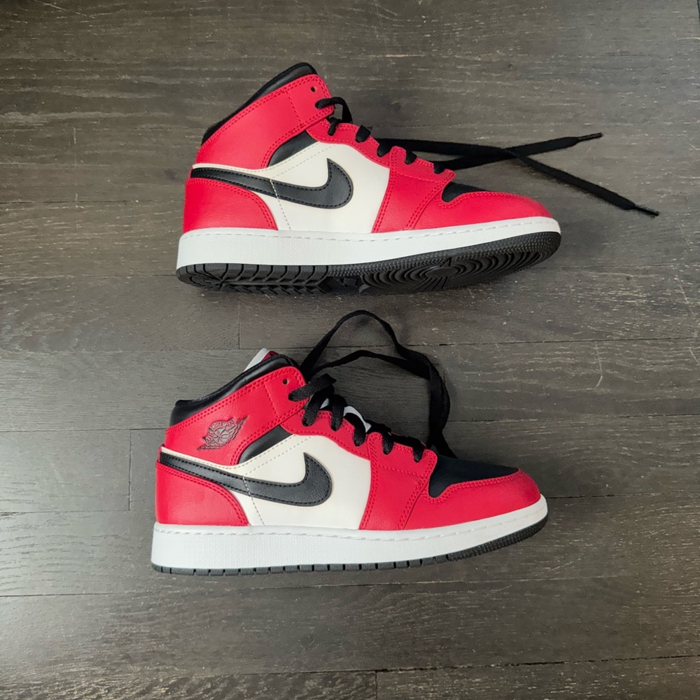 2020
Air Jordan 1 Mid GS 'Chicago Black Toe'
